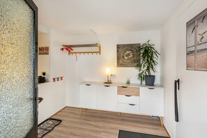 Interior - Apartment 'Möwennest' with Private Terrace, Shared Garden and Wi-Fi (Wangerland)