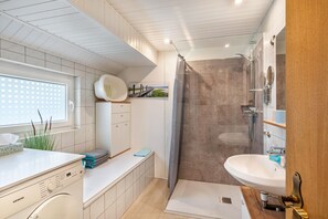 Shower, hair dryer - Apartment 'Möwennest' with Private Terrace, Shared Garden and Wi-Fi (Wangerland)
