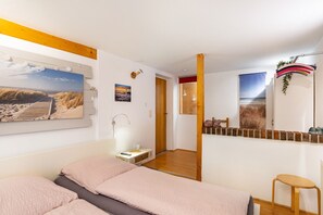 Iron/ironing board, WiFi, bed sheets - Apartment 'Möwennest' with Private Terrace, Shared Garden and Wi-Fi (Wangerland)