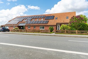 Exterior - Apartment 'Möwennest' with Private Terrace, Shared Garden and Wi-Fi (Wangerland)