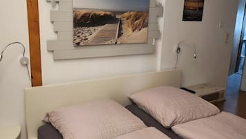 Een strijkplank/strijkijzer, wifi, beddengoed