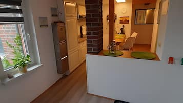 Een koelkast, een magnetron, een oven, een kookplaat