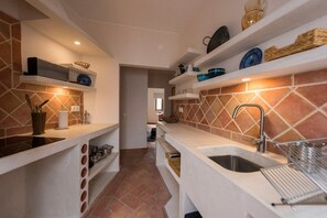 Fridge, stovetop, coffee/tea maker, electric kettle - Holiday Home 'Unique Home in Historic Centre' with Private Terrace and Wi-Fi (Lagos)
