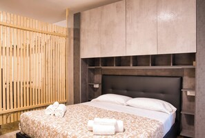 Tabla de planchar con plancha, wifi gratis y ropa de cama 