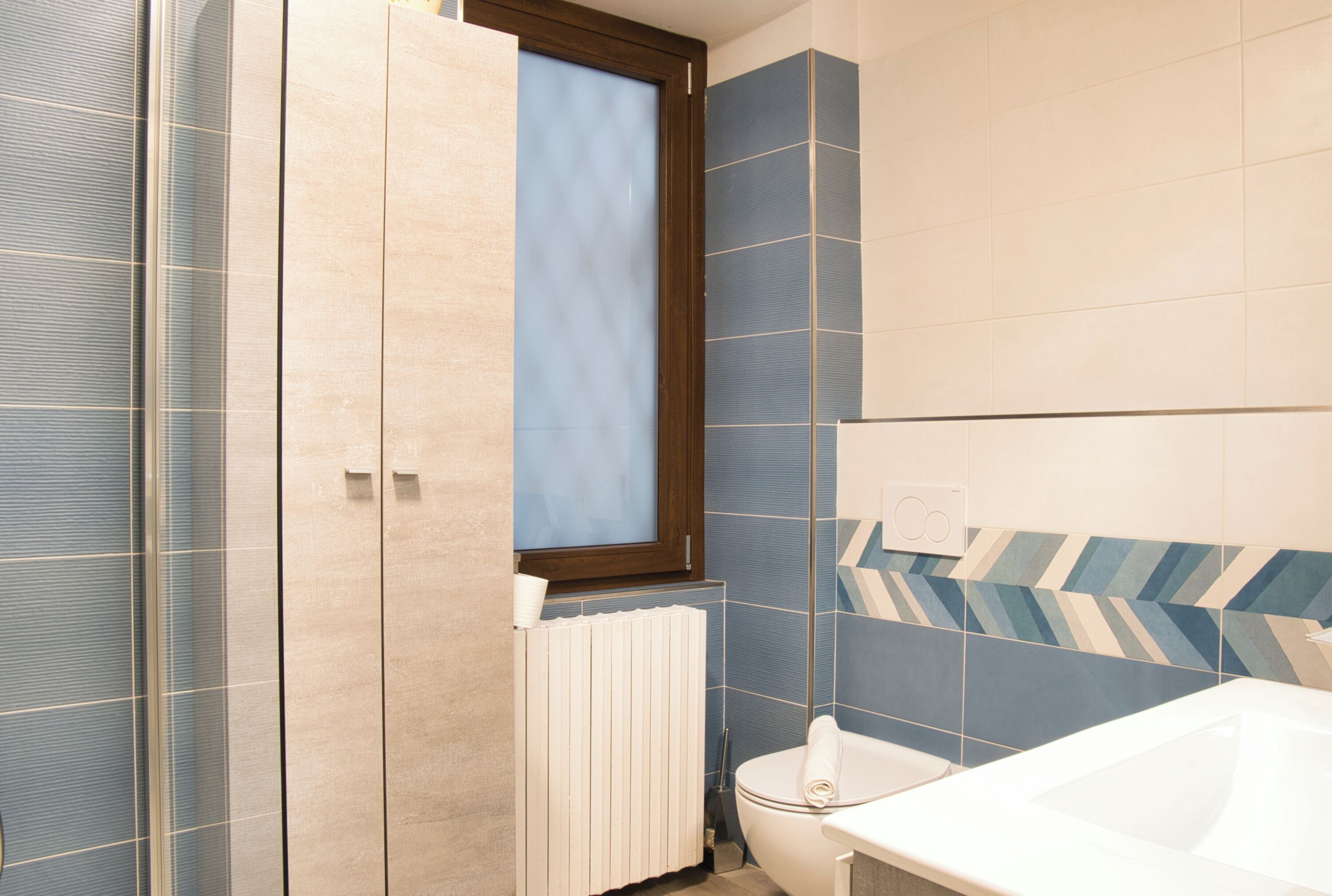 Douche, sèche-cheveux, bidet, serviettes fournies