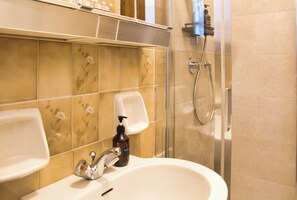 Douche, sèche-cheveux, serviettes fournies
