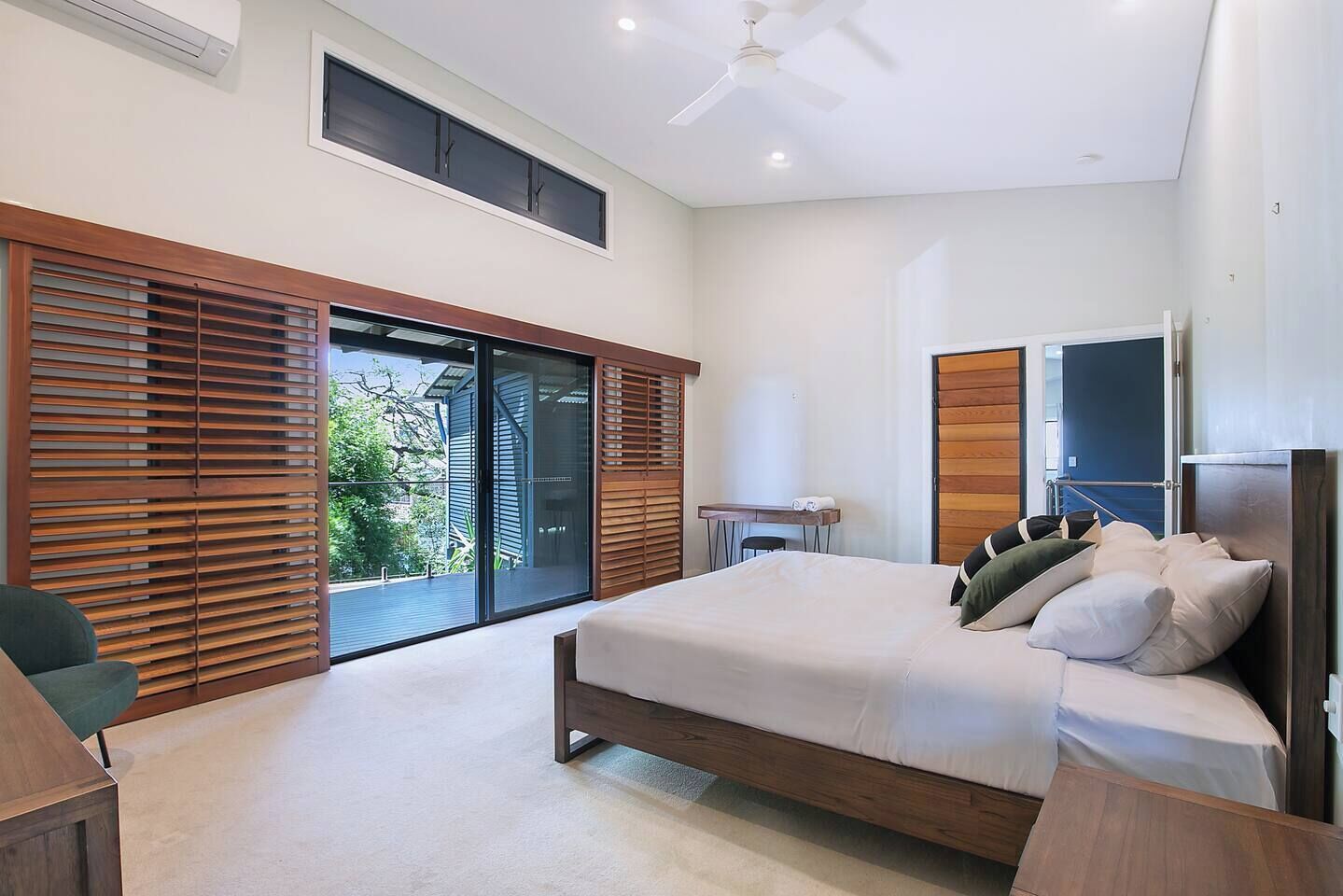 5 bedrooms, iron/ironing board, WiFi, bed sheets