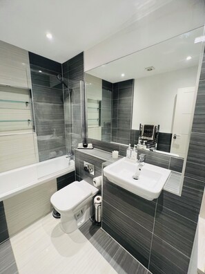 A modern bathroom with a bathtub, toilet, and sink. - 20% Discount, 1-Bed Apartment  Maidstone Town Centre, Free parking, Convenient (Maidtsone)