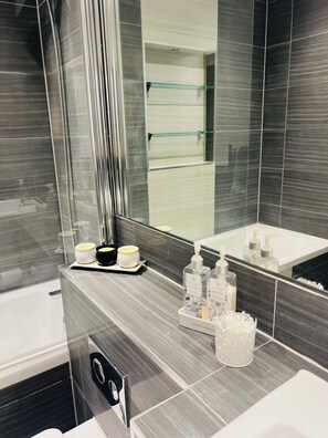 Sèche-cheveux, serviettes fournies, savon, papier toilette