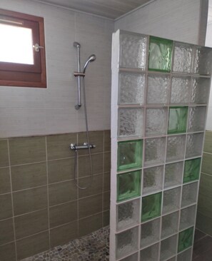 Douche, sèche-cheveux