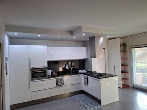 Fridge, microwave, oven, stovetop - Apartment 'Il Sogno di Elisa' with Private Garden, Wi-Fi, and Air Conditioning (Martellago)