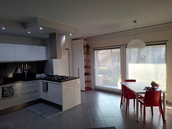 Fridge, microwave, oven, stovetop - Apartment 'Il Sogno di Elisa' with Private Garden, Wi-Fi, and Air Conditioning (Martellago)