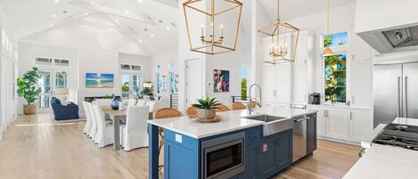 冷蔵庫、電子レンジ、オーブン、コンロ