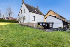 Exterior - Knappstein Holiday Home with Shared Terrace, Garden and Wi-Fi (Möhnesee)