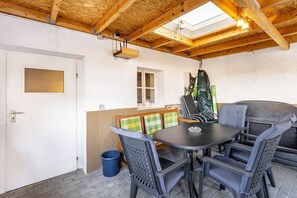 Outdoor dining - Knappstein Holiday Home with Shared Terrace, Garden and Wi-Fi (Möhnesee)