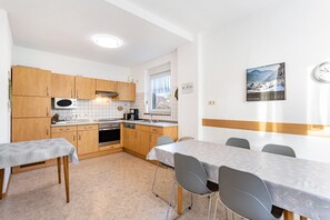 Fridge, microwave, oven, dishwasher - Knappstein Holiday Home with Shared Terrace, Garden and Wi-Fi (Möhnesee)