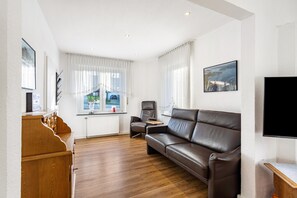 TV, ping pong, stereo - Knappstein Holiday Home with Shared Terrace, Garden and Wi-Fi (Möhnesee)