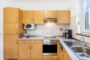 Fridge, microwave, oven, stovetop - Knappstein Holiday Home with Shared Terrace, Garden and Wi-Fi (Möhnesee)