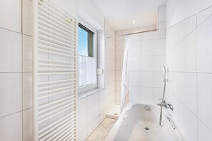 Suihku, hiustenkuivaaja, pyyhkeet