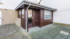 A small building with a brown exterior, a door, and a window. - Knappstein Holiday Home with 4 Bedrooms, Garden, and Wi-Fi (Möhnesee)