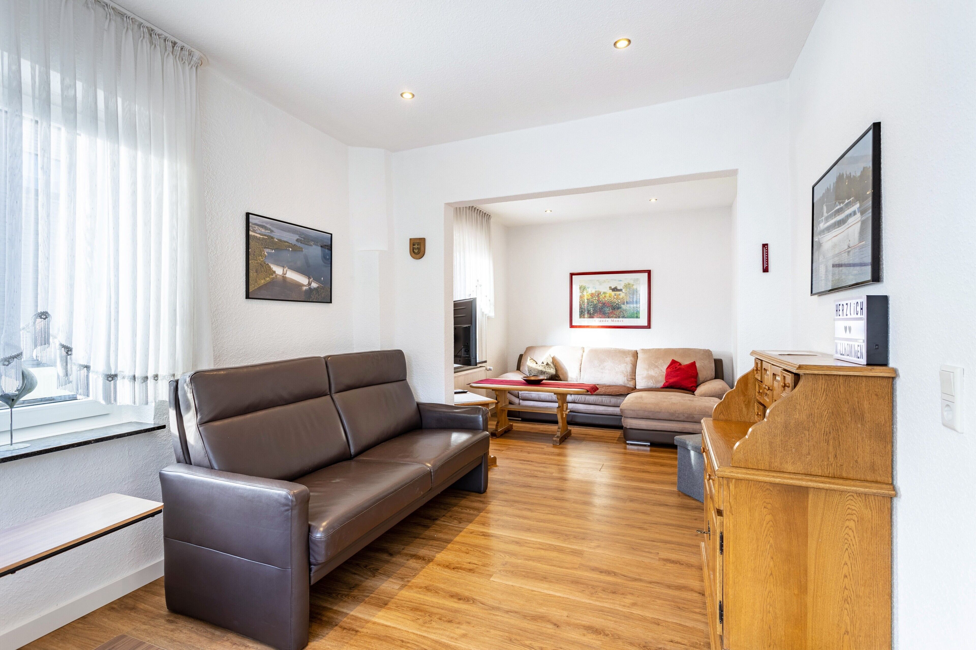 Télévision, table de tennis de table, chaîne hi-fi