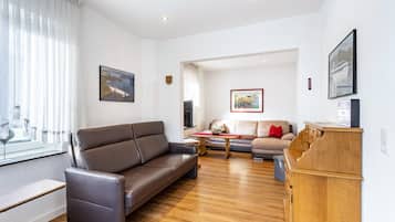 Télévision, table de tennis de table, chaßne hi-fi