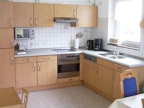 Geladeira, micro-ondas, fogão, lava-louças