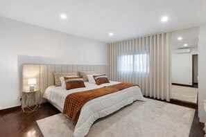 Tabla de planchar con plancha, wifi y ropa de cama 