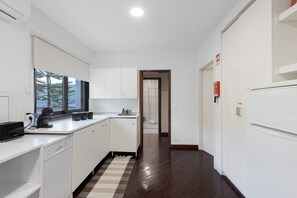 Een koelkast, een magnetron, een oven, een kookplaat