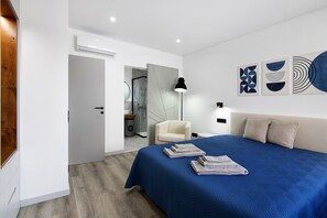 Een strijkplank/strijkijzer, wifi, beddengoed