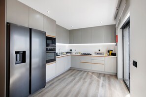 Private kitchen - Casa das Amendoeiras: Country House with Balcony, Wi-Fi, and Air Conditioning (Faro)