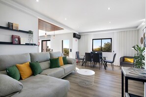 Living area - Casa das Amendoeiras: Country House with Balcony, Wi-Fi, and Air Conditioning (Faro)