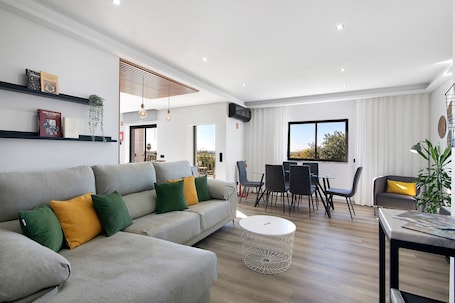 TV. Casa das Amendoeiras: Country House with Balcony, Wi-Fi, and Air Conditioning