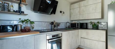 Een koelkast, een microgolfoven, een oven, een vaatwasser