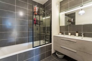 Gratis toiletartikelen, een haardroger, handdoeken