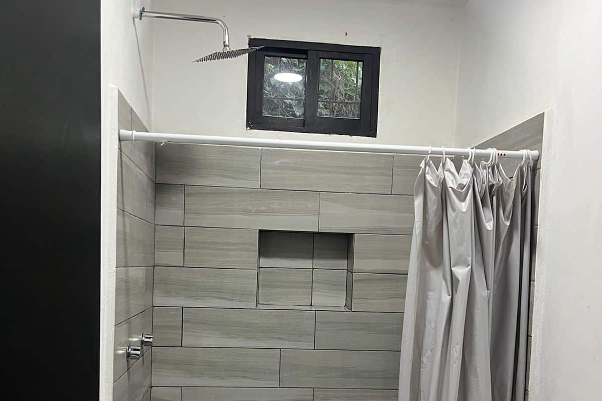 Phòng Tiêu chuẩn | Phòng tắm | Buồng tắm vòi sen, khăn tắm, xà phòng, dầu gội