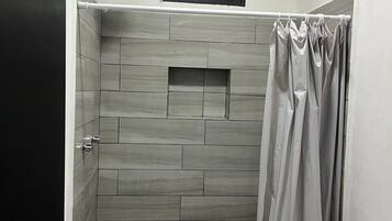 Chambre Standard | Salle de bain | Douche, serviettes fournies, savon, shampooing