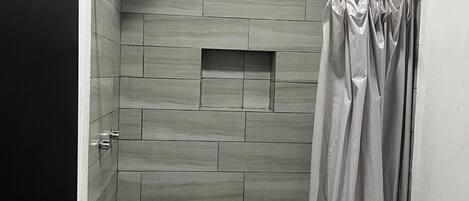 Phòng Tiêu chuẩn | Phòng tắm | Buồng tắm vòi sen, khăn tắm, xà phòng, dầu gội