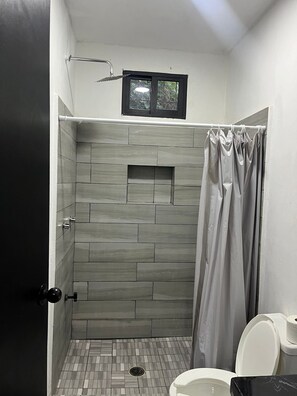 Standard Room | Bathroom | Shower, towels, soap, shampoo - HOTEL CASA CHE CHEN  (Chetumal)