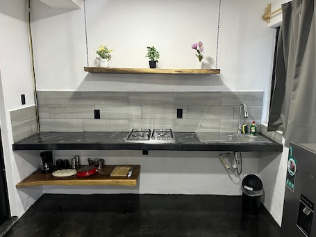 Mini-fridge, cookware/dishes/utensils. HOTEL CASA CHE CHEN