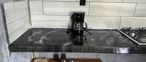 Frigobar, utensilios de cocina