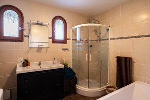 Articles de toilette gratuits, sèche-cheveux, serviettes fournies