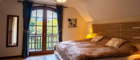 アイロン / アイロン台、WiFi (無料)、ベッドシーツ