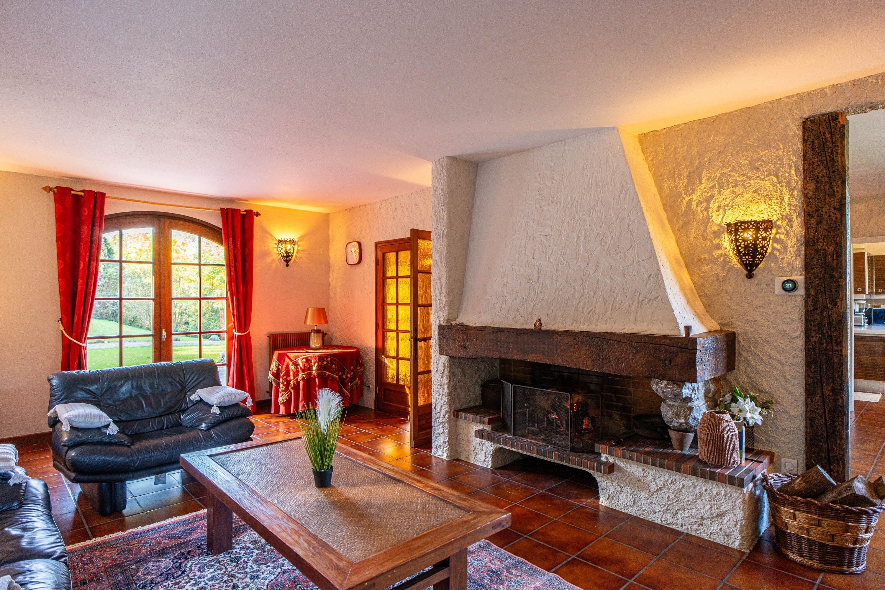 Télévision, cheminée, chaîne hi-fi