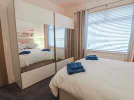 2 Schlafzimmer, individuell dekoriert, individuell eingerichtet