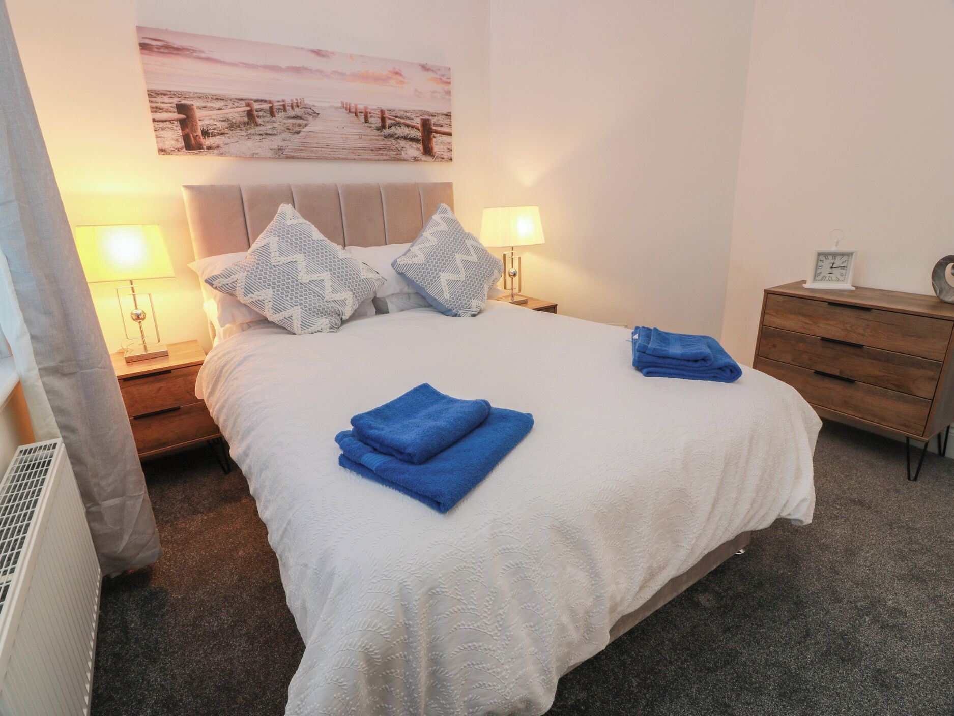 2 عدّة غرف نوم وبديكورات فريدة لكل غرفة وطراز فريد لكل وحدة