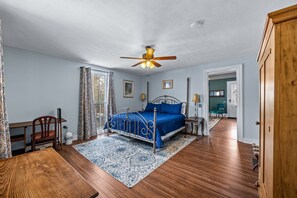 4 bedrooms, desk, iron/ironing board, WiFi