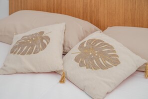 Interior detail - Room 'Stanza 3- Standard' with Wi-Fi and Air Conditioning (Porto San Paolo)