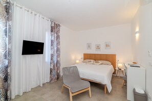 WiFi, bed sheets - Room 'Stanza 3- Standard' with Wi-Fi and Air Conditioning (Porto San Paolo)