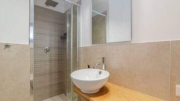 Douche, sĂšche-cheveux, serviettes fournies